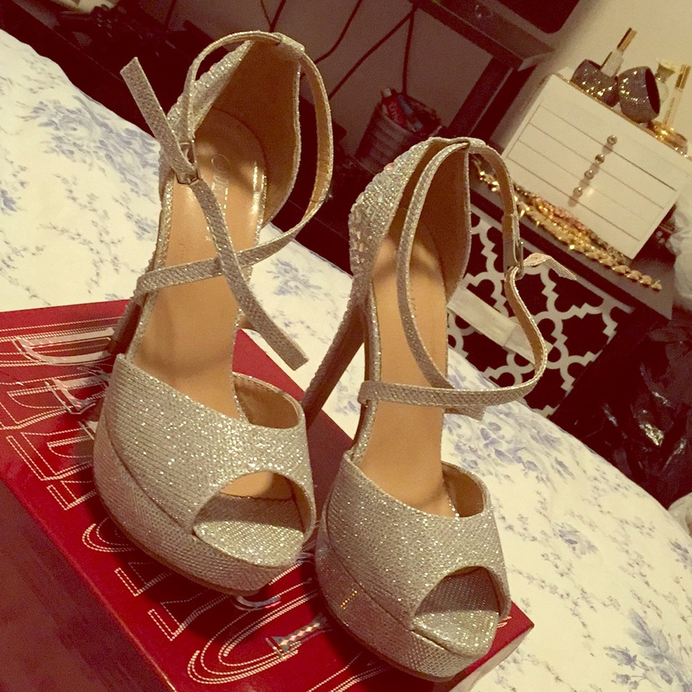 Delicacy silver heels